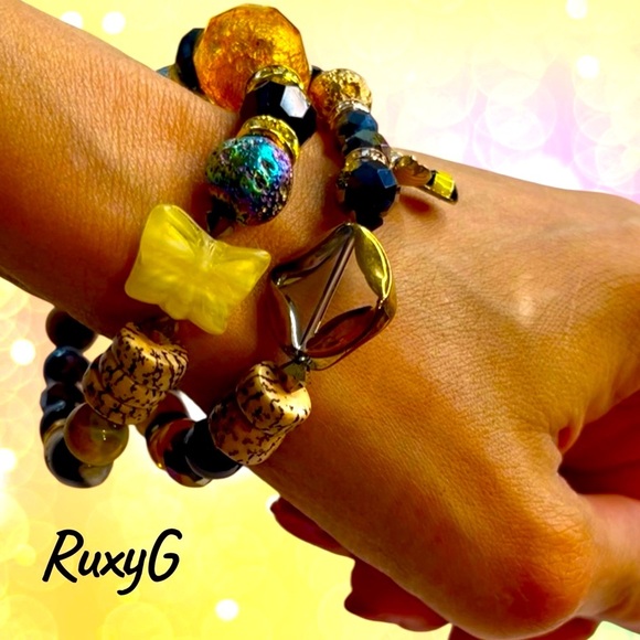 649. Bees 🐝 & butterfly 🦋 Gold and Black Beaded Bracelet - Picture 4 of 10